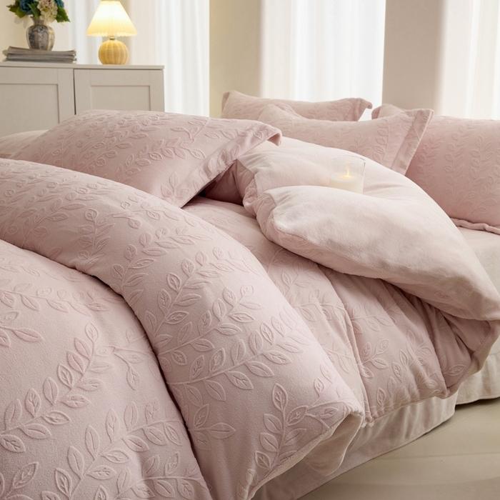 91家纺网 家纺一手货源 找家纺 （总）亿梵 2025秋冬新款A类全消光牛奶绒立体5D雕花绒四件套