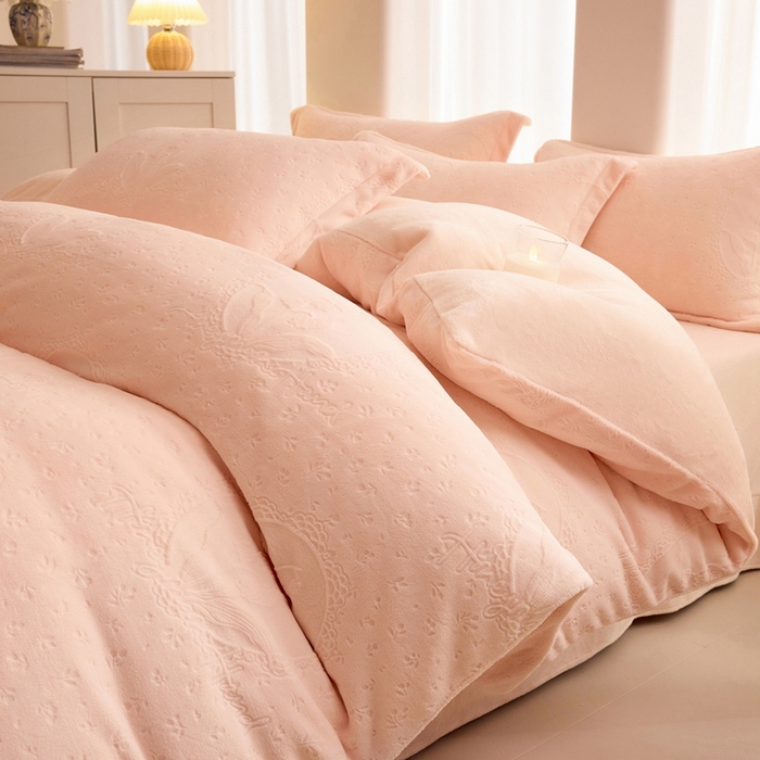 91家纺网 家纺一手货源 找家纺 （总）亿梵 2025秋冬新款A类全消光牛奶绒立体5D雕花绒四件套