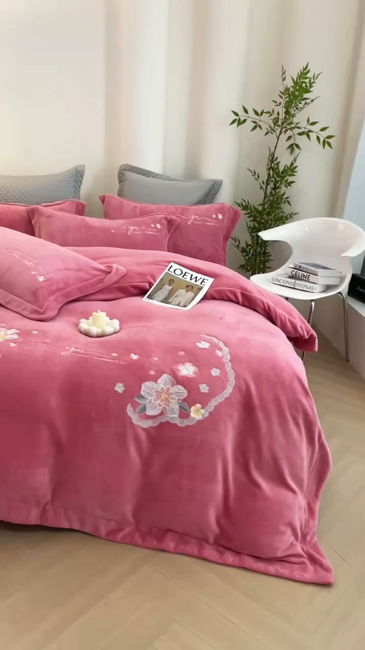 91家纺网 家纺一手货源 找家纺 （总）绒博士 2025新款220克牛奶绒刺绣宽边款四件套--浪漫之约系列