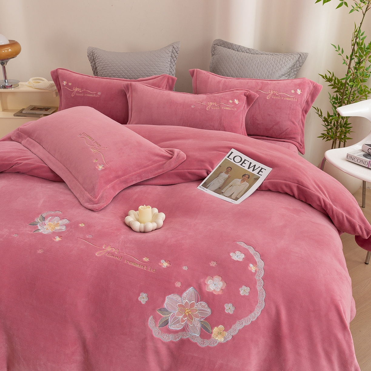 91家纺网 家纺一手货源 找家纺 （总）绒博士 2025新款220克牛奶绒刺绣宽边款四件套--浪漫之约系列