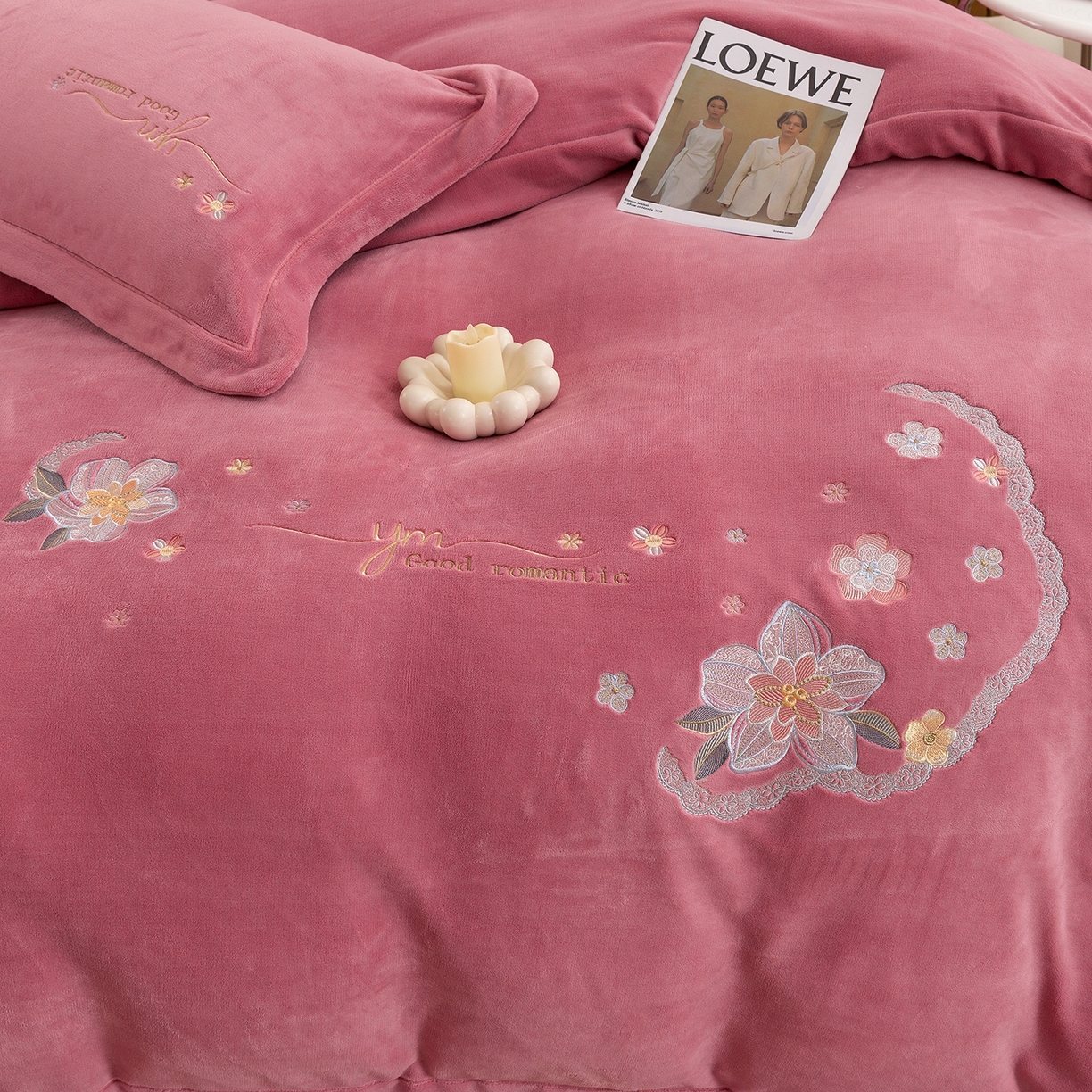91家纺网 家纺一手货源 找家纺 （总）绒博士 2025新款220克牛奶绒刺绣宽边款四件套--浪漫之约系列