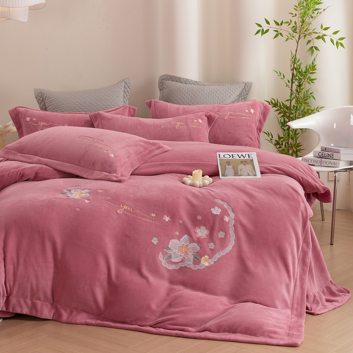 91家纺网 家纺一手货源 找家纺 （总）绒博士 2025新款220克牛奶绒刺绣宽边款四件套--浪漫之约系列