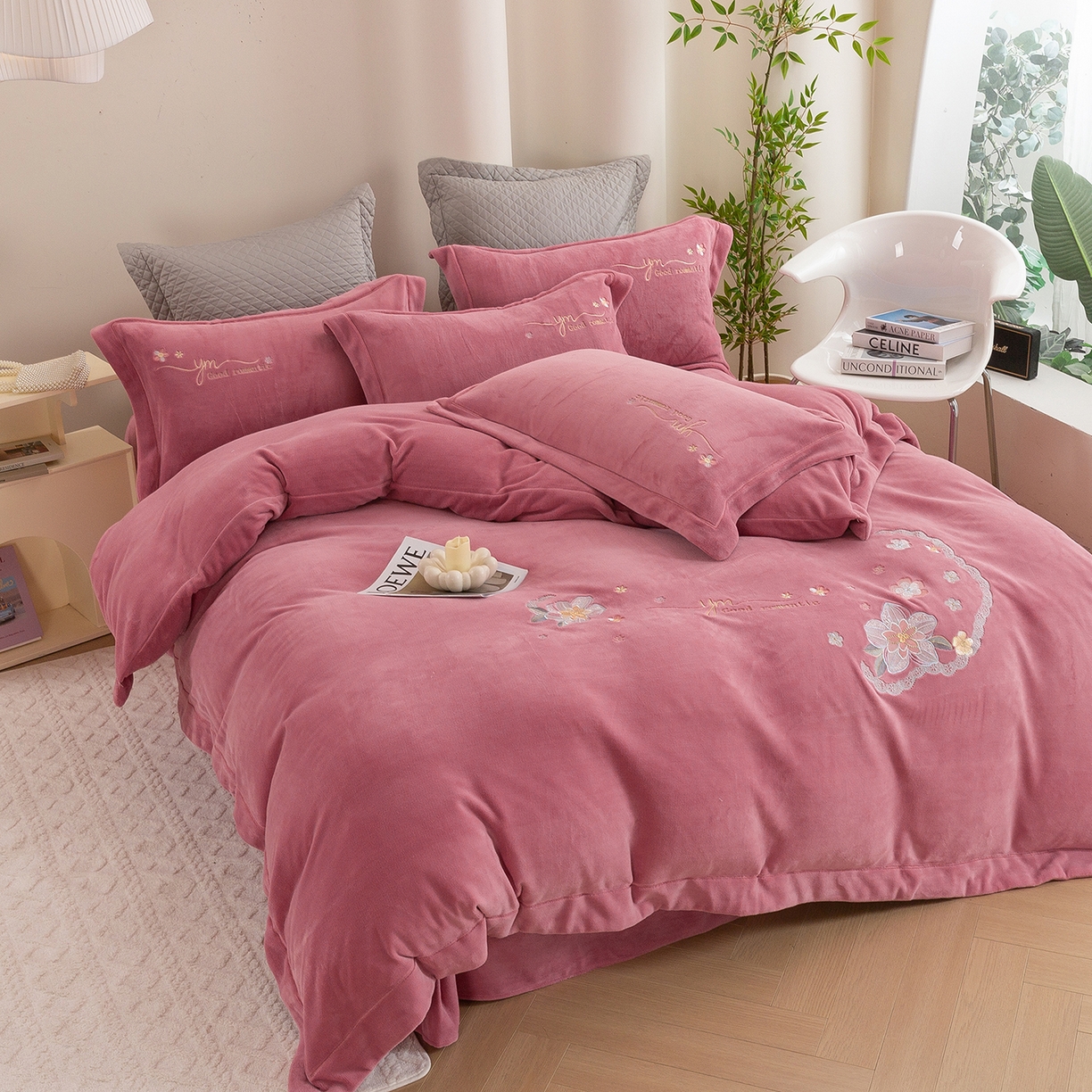 91家纺网 家纺一手货源 找家纺 （总）绒博士 2025新款220克牛奶绒刺绣宽边款四件套--浪漫之约系列