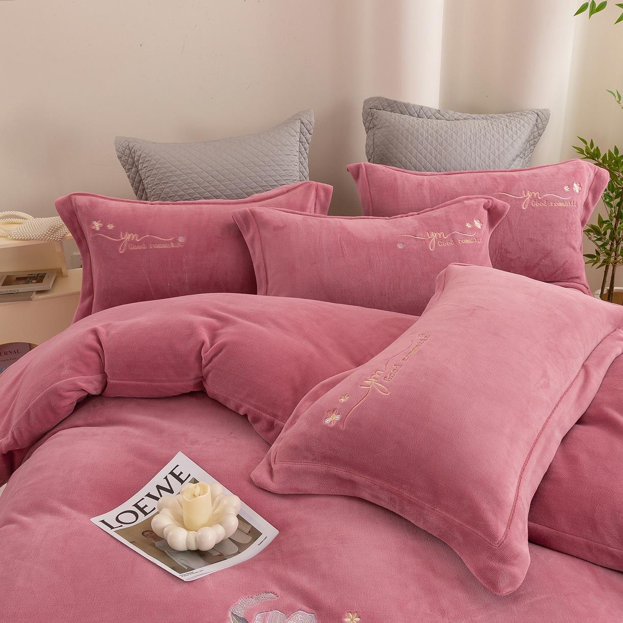 91家纺网 家纺一手货源 找家纺 （总）绒博士 2025新款220克牛奶绒刺绣宽边款四件套--浪漫之约系列