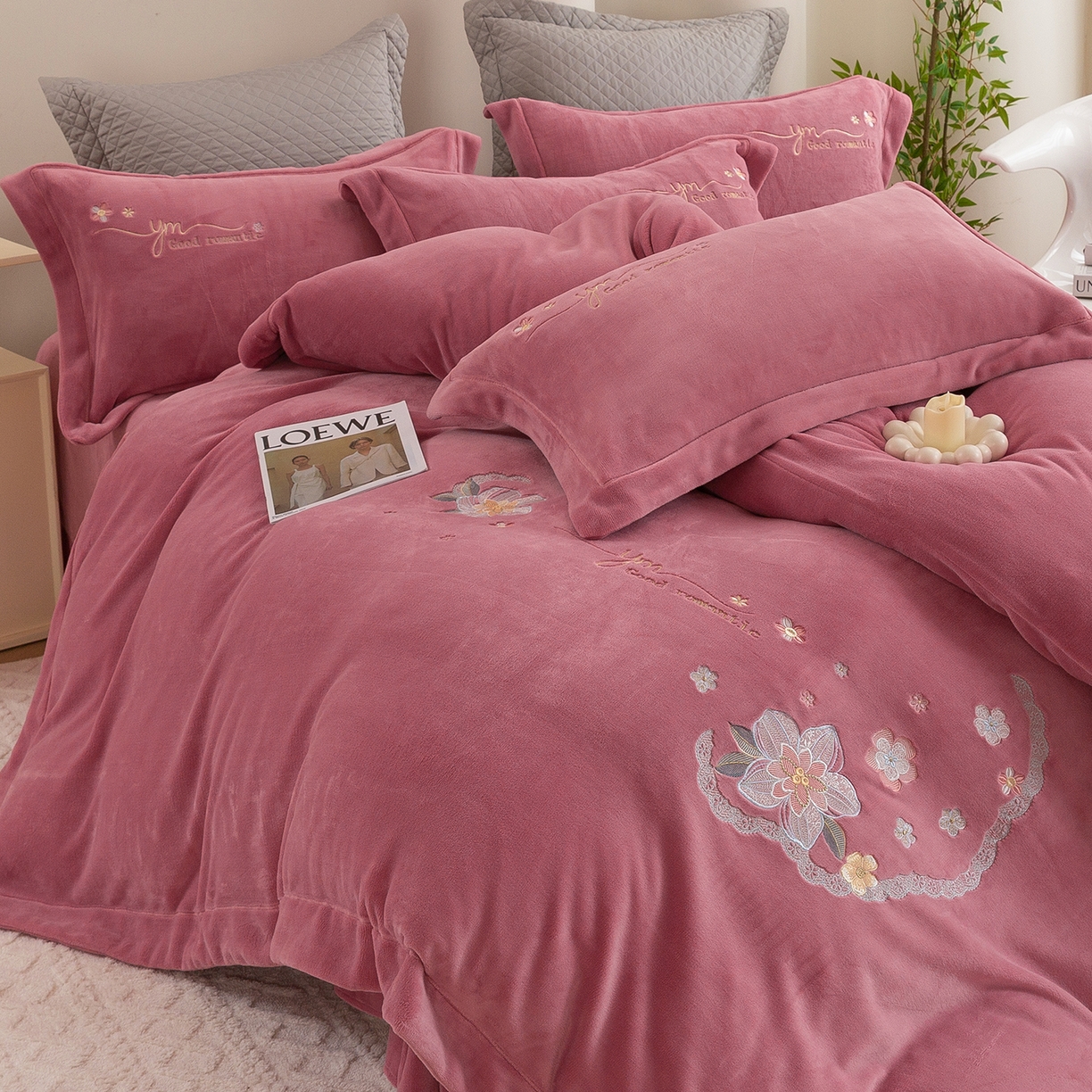 91家纺网 家纺一手货源 找家纺 （总）绒博士 2025新款220克牛奶绒刺绣宽边款四件套--浪漫之约系列