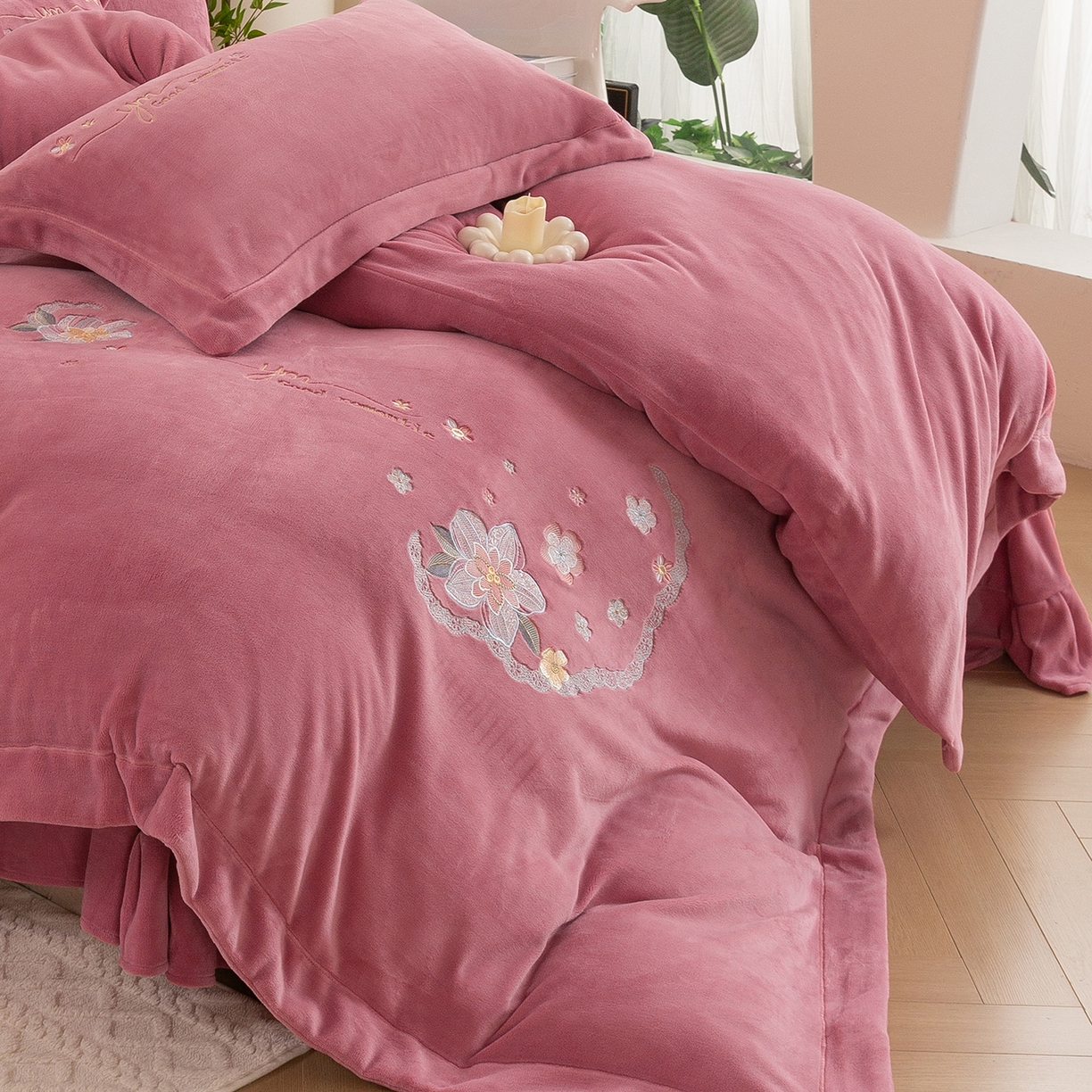 91家纺网 家纺一手货源 找家纺 （总）绒博士 2025新款220克牛奶绒刺绣宽边款四件套--浪漫之约系列