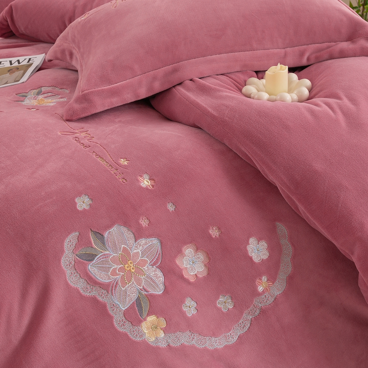 91家纺网 家纺一手货源 找家纺 （总）绒博士 2025新款220克牛奶绒刺绣宽边款四件套--浪漫之约系列