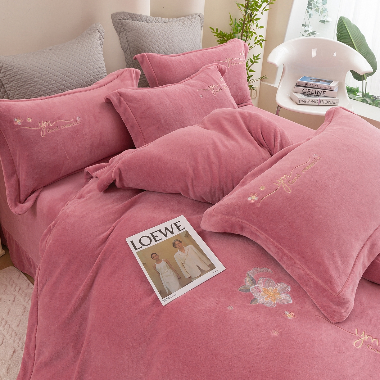 91家纺网 家纺一手货源 找家纺 （总）绒博士 2025新款220克牛奶绒刺绣宽边款四件套--浪漫之约系列