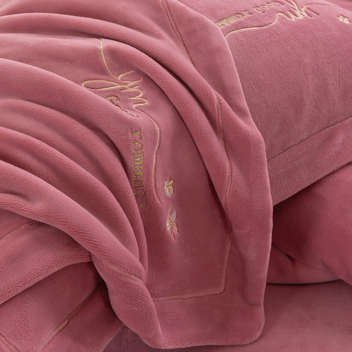 91家纺网 家纺一手货源 找家纺 （总）绒博士 2025新款220克牛奶绒刺绣宽边款四件套--浪漫之约系列