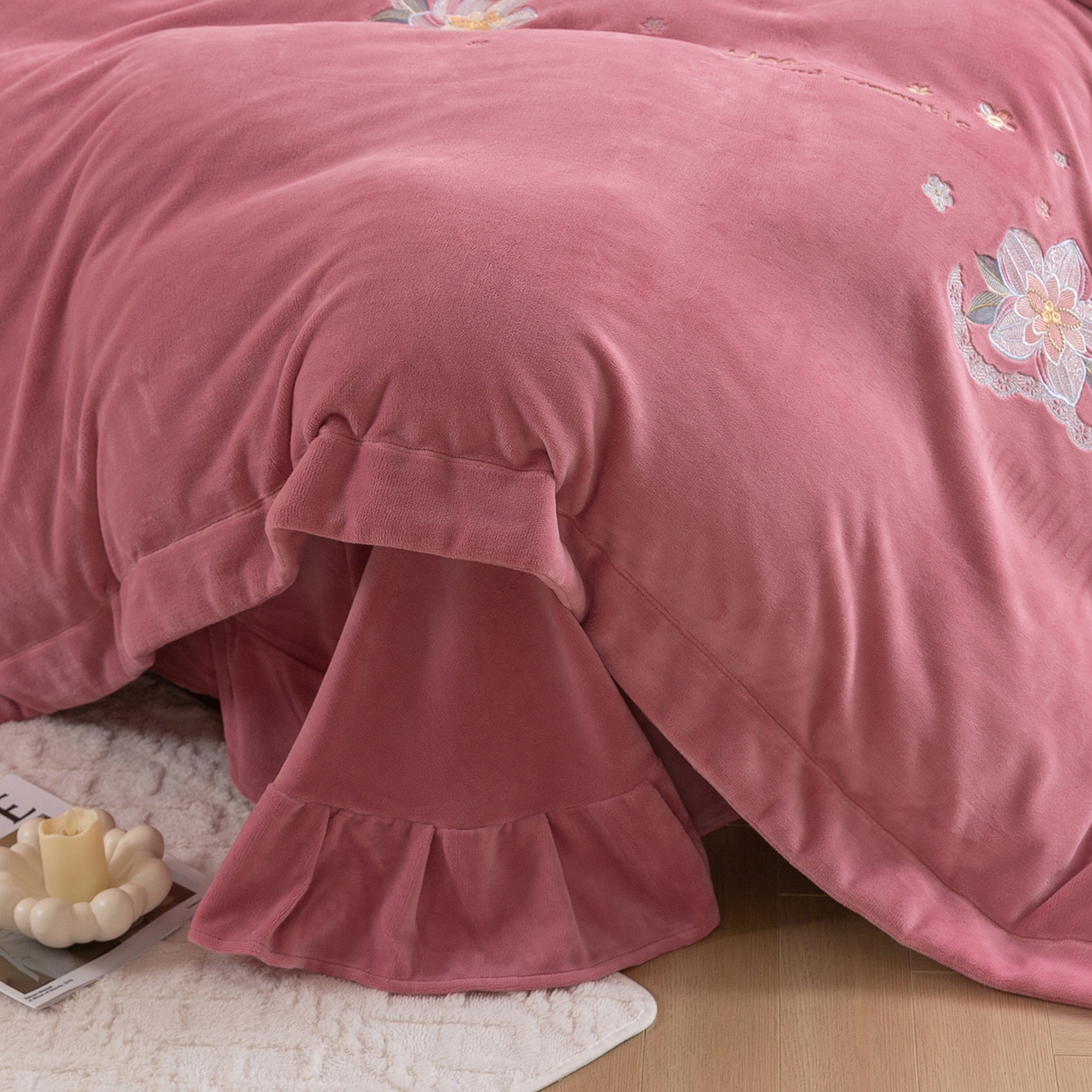 91家纺网 家纺一手货源 找家纺 （总）绒博士 2025新款220克牛奶绒刺绣宽边款四件套--浪漫之约系列