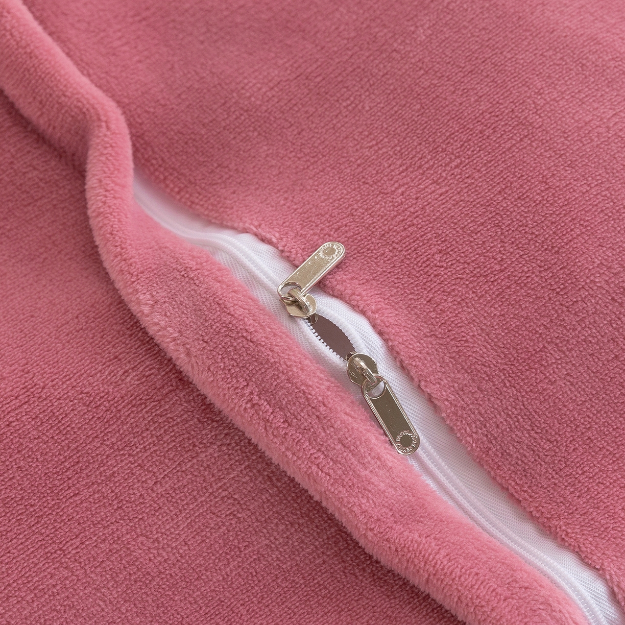 91家纺网 家纺一手货源 找家纺 （总）绒博士 2025新款220克牛奶绒刺绣宽边款四件套--浪漫之约系列