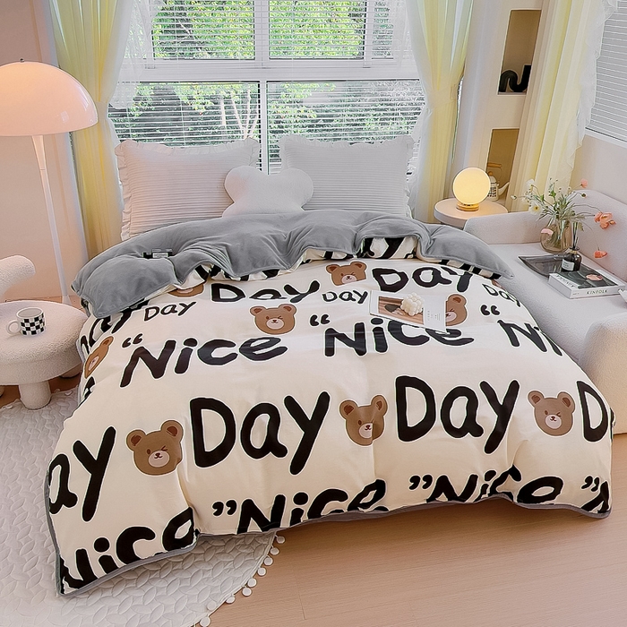 91家纺网 家纺一手货源 找家纺 琪琪阁家纺 2025秋冬新款全棉加牛奶绒单被套棉加绒被套 字母熊