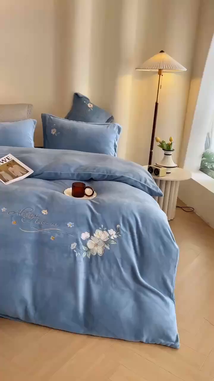 91家纺网 家纺一手货源 找家纺 （总）绒博士 2025新款220克牛奶绒刺绣四件套--花绒私语系列