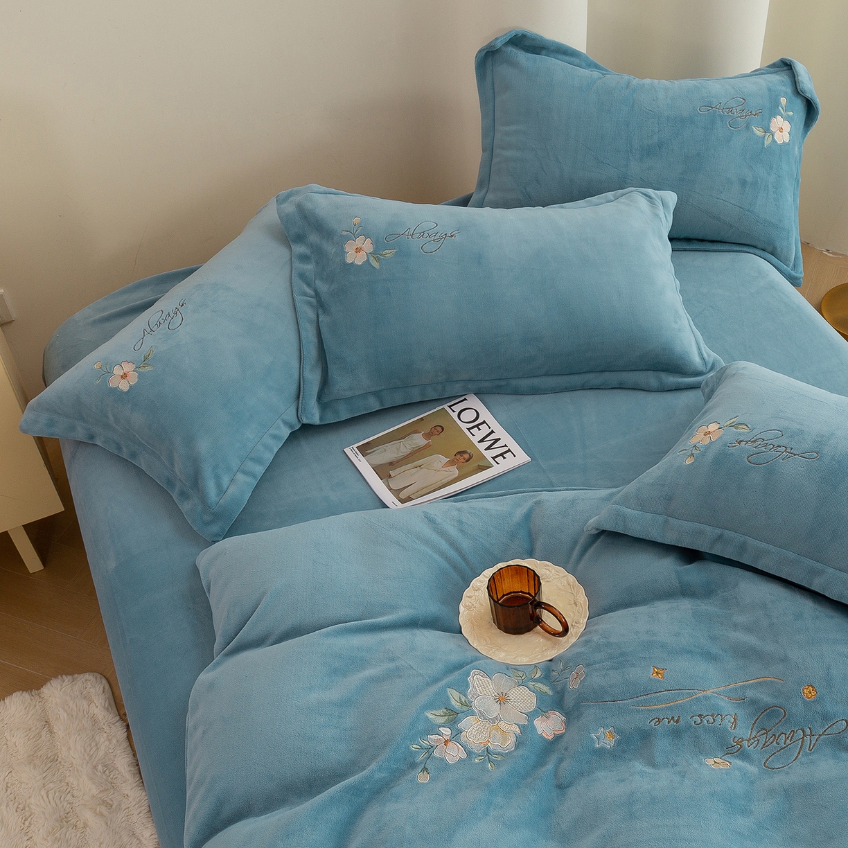 91家纺网 家纺一手货源 找家纺 （总）绒博士 2025新款220克牛奶绒刺绣四件套--花绒私语系列