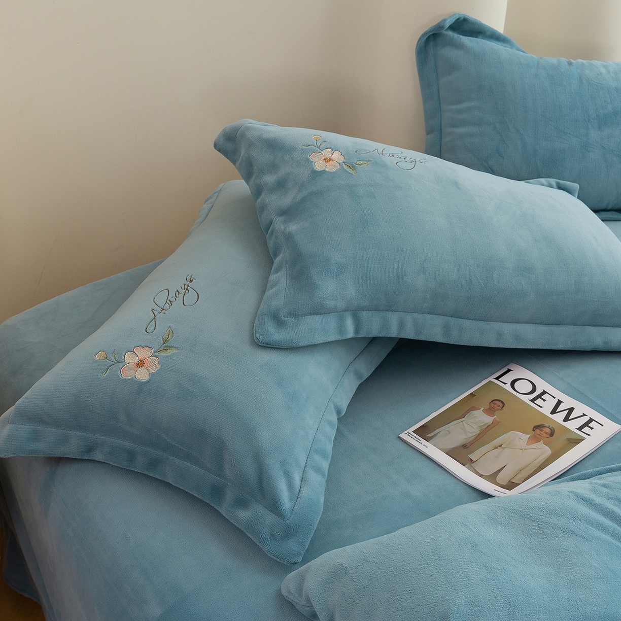 91家纺网 家纺一手货源 找家纺 （总）绒博士 2025新款220克牛奶绒刺绣四件套--花绒私语系列