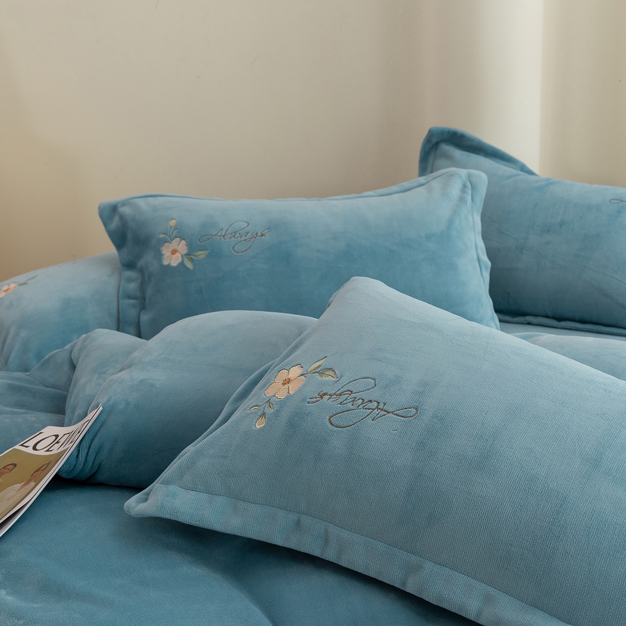 91家纺网 家纺一手货源 找家纺 （总）绒博士 2025新款220克牛奶绒刺绣四件套--花绒私语系列