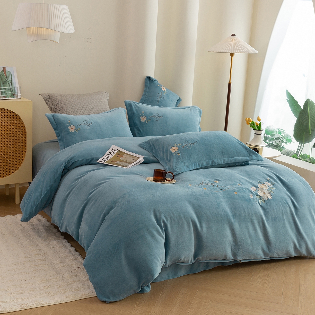 91家纺网 家纺一手货源 找家纺 绒博士 2025新款220克牛奶绒刺绣四件套--花绒私语系列 花绒私语-宾利蓝