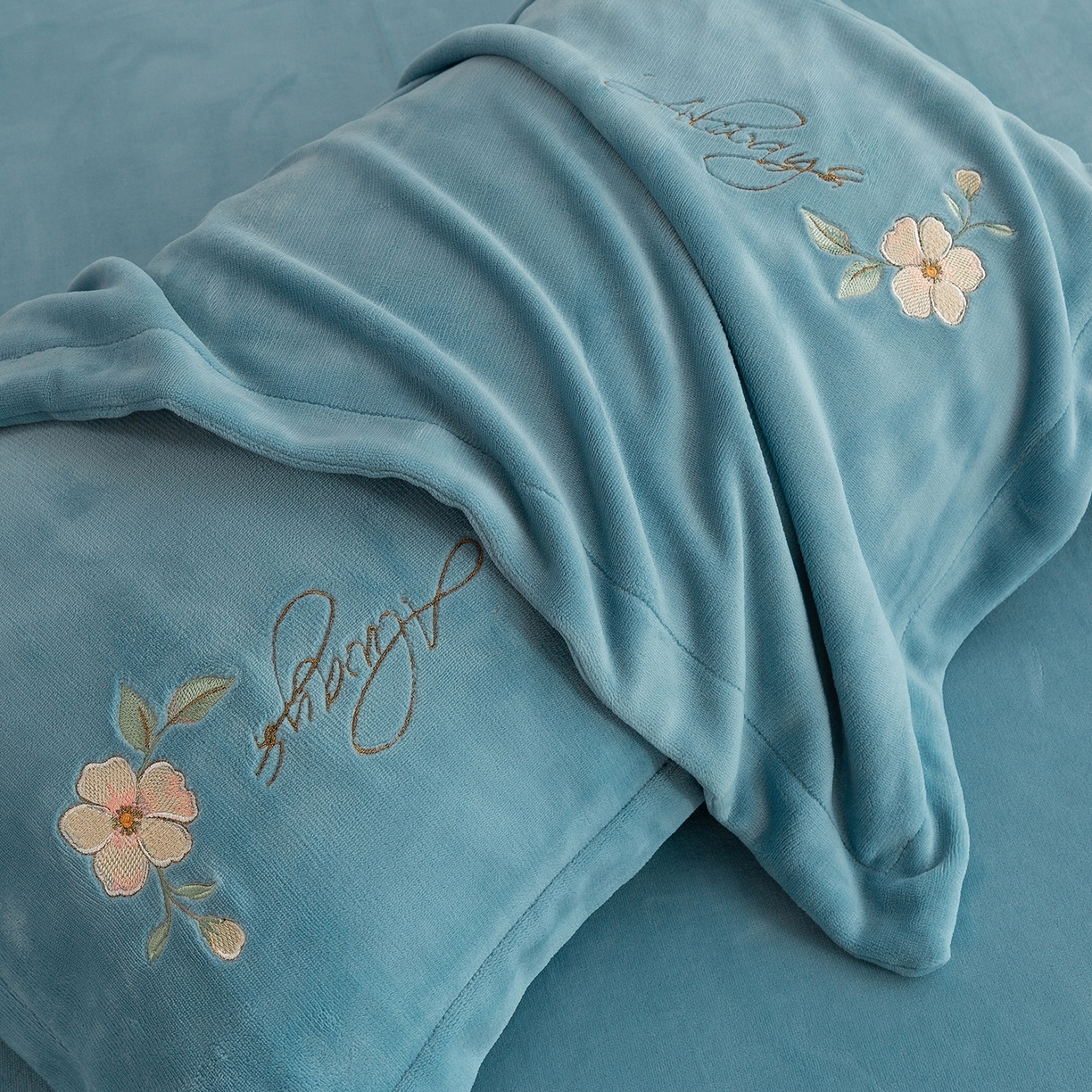 91家纺网 家纺一手货源 找家纺 绒博士 2025新款220克牛奶绒刺绣四件套--花绒私语系列 花绒私语-宾利蓝