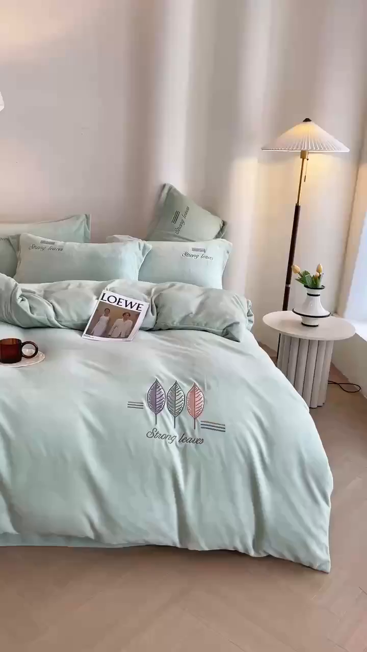 91家纺网 家纺一手货源 找家纺 （总）绒博士 2025新款220克牛奶绒刺绣四件套--叶烨生辉系列