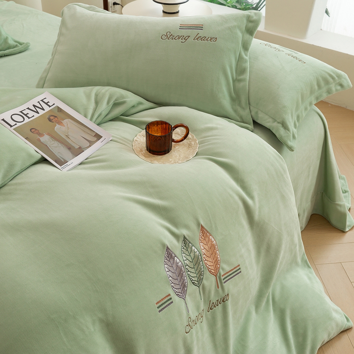 91家纺网 家纺一手货源 找家纺 （总）绒博士 2025新款220克牛奶绒刺绣四件套--叶烨生辉系列