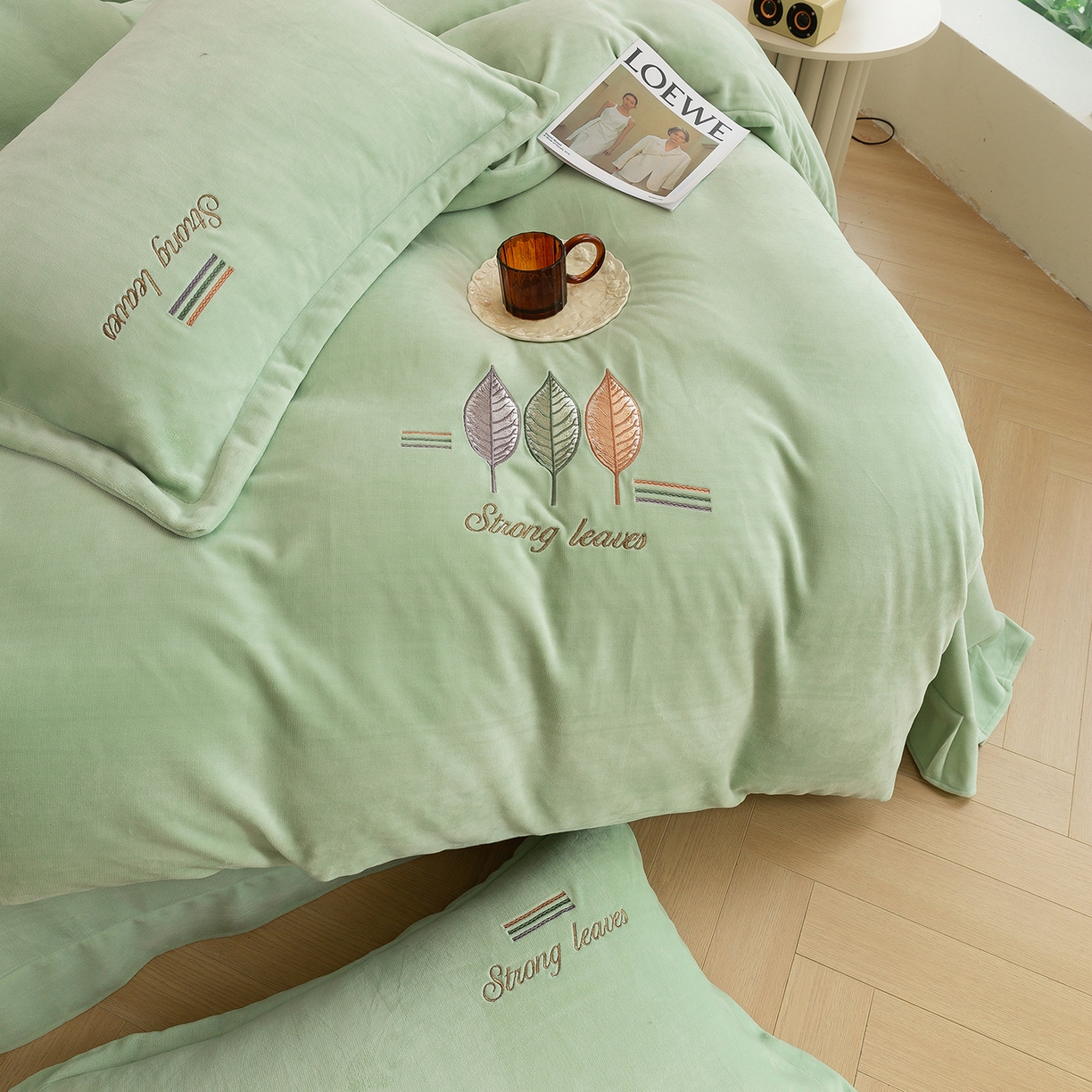 91家纺网 家纺一手货源 找家纺 （总）绒博士 2025新款220克牛奶绒刺绣四件套--叶烨生辉系列