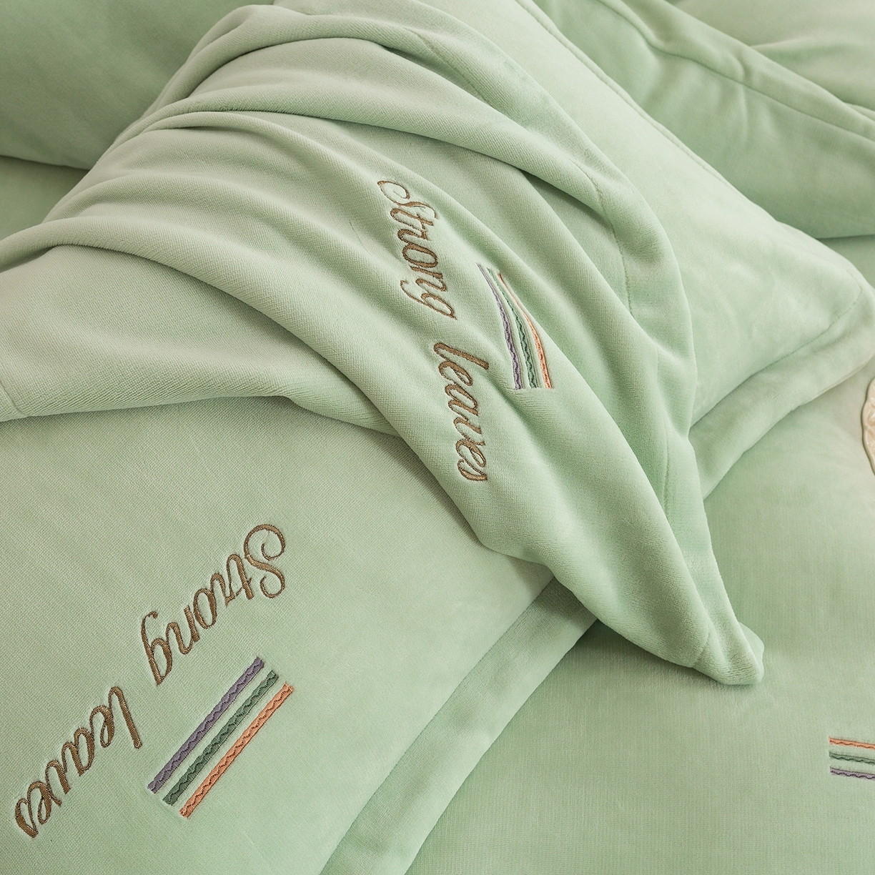 91家纺网 家纺一手货源 找家纺 （总）绒博士 2025新款220克牛奶绒刺绣四件套--叶烨生辉系列