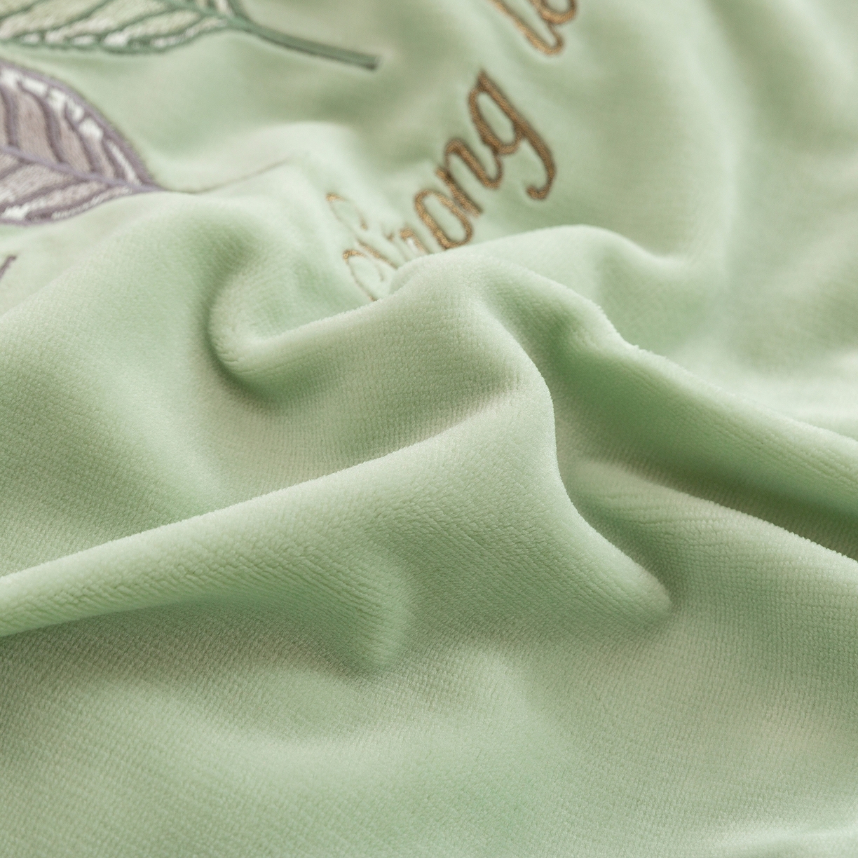 91家纺网 家纺一手货源 找家纺 绒博士 2025新款220克牛奶绒刺绣四件套--叶烨生辉系列 叶烨生辉-奶绿