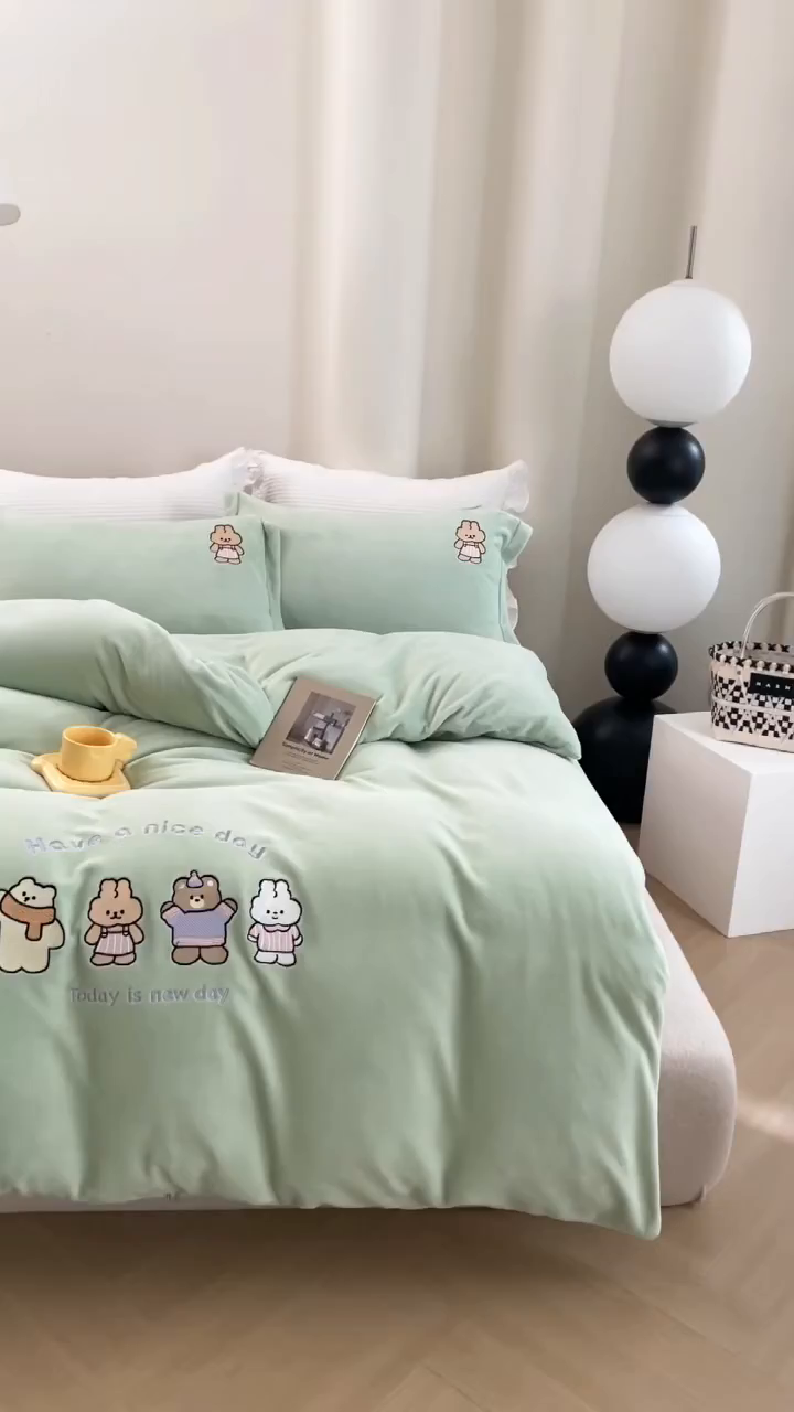 91家纺网 家纺一手货源 找家纺 （总）绒博士 2025新款220克牛奶绒刺绣三件套--欢乐兔系列