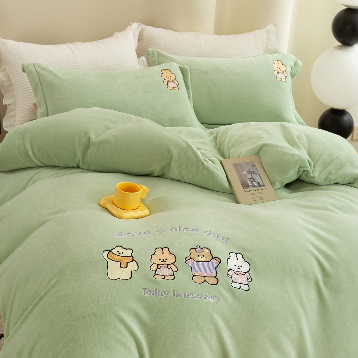 91家纺网 家纺一手货源 找家纺 （总）绒博士 2025新款220克牛奶绒刺绣三件套--欢乐兔系列