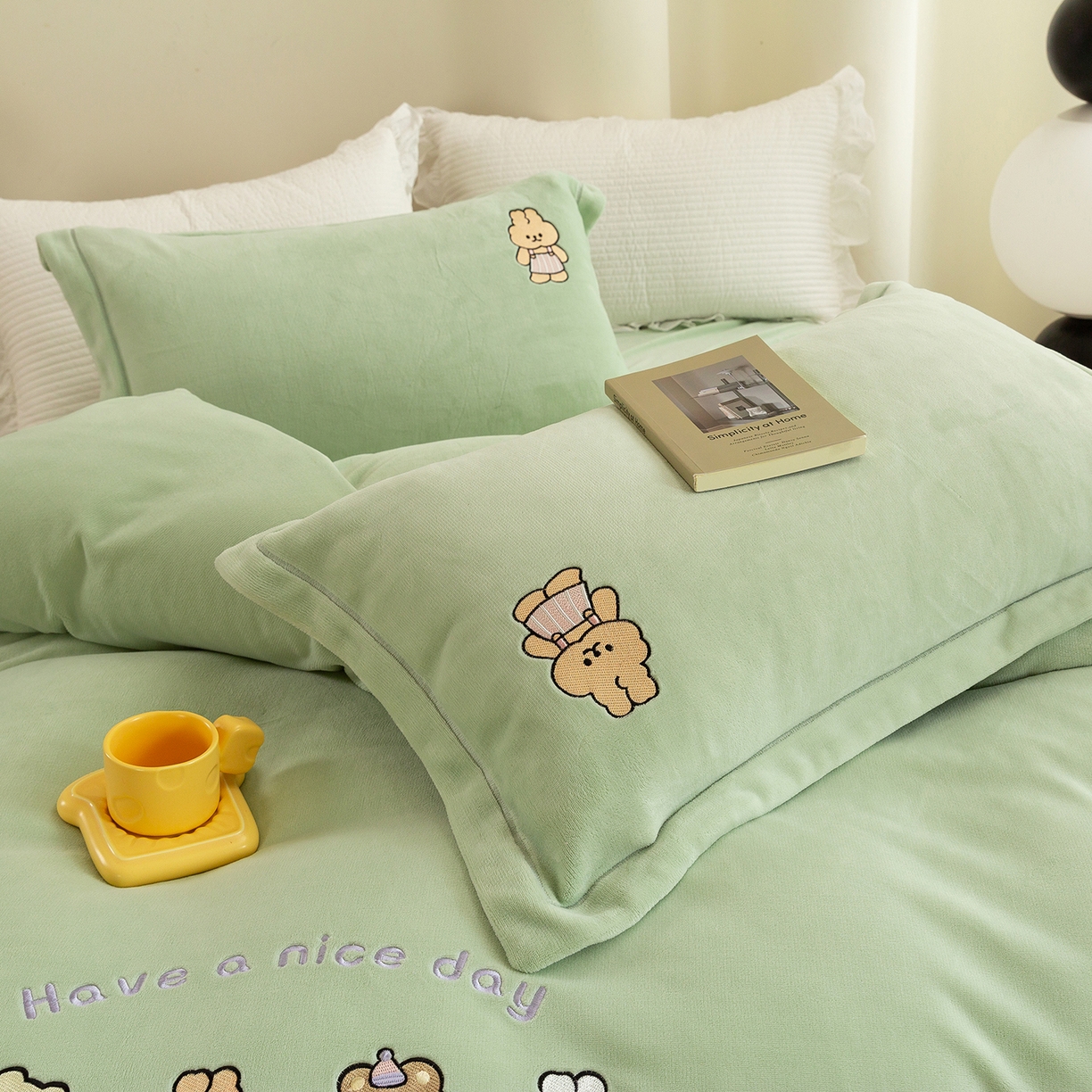 91家纺网 家纺一手货源 找家纺 （总）绒博士 2025新款220克牛奶绒刺绣三件套--欢乐兔系列