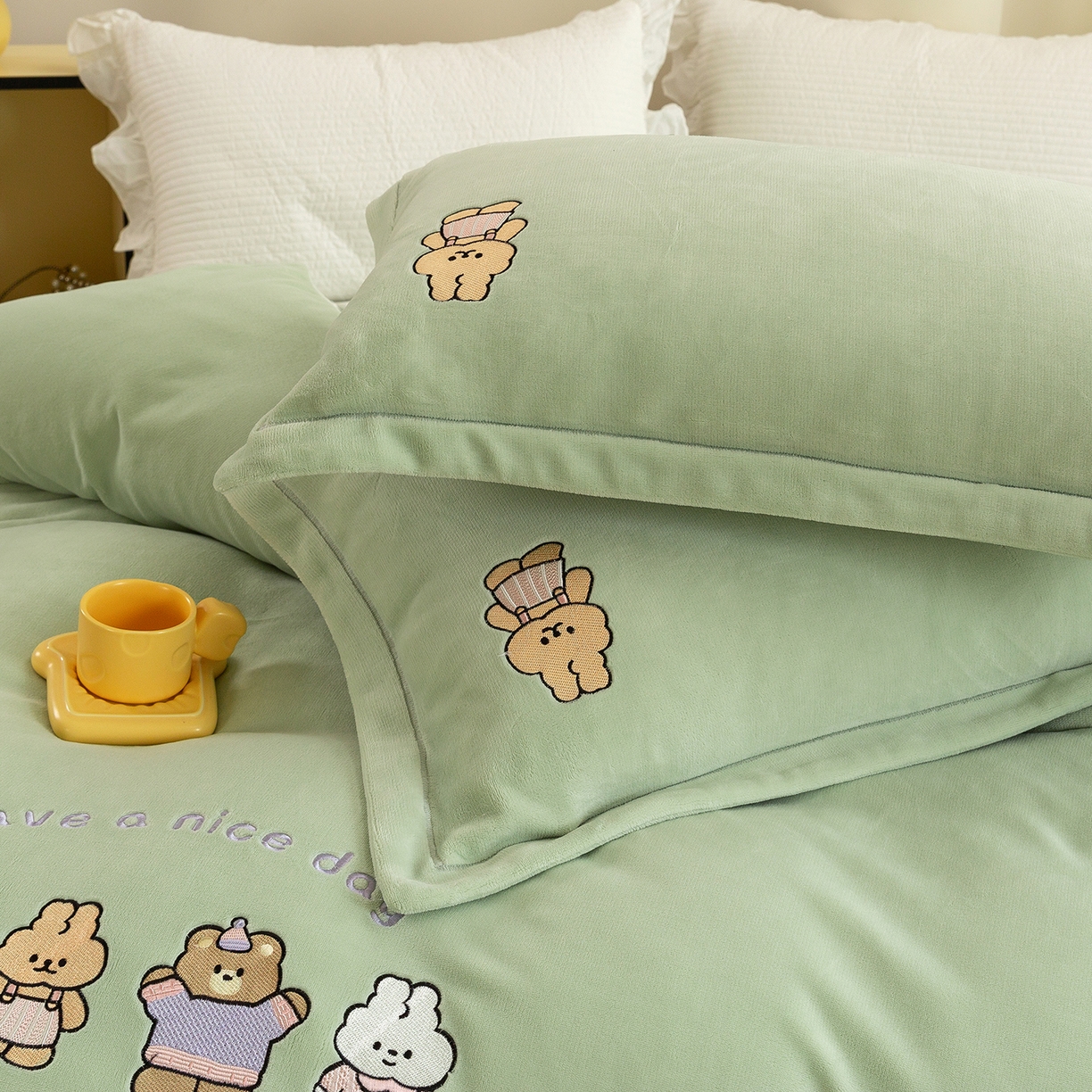 91家纺网 家纺一手货源 找家纺 （总）绒博士 2025新款220克牛奶绒刺绣三件套--欢乐兔系列