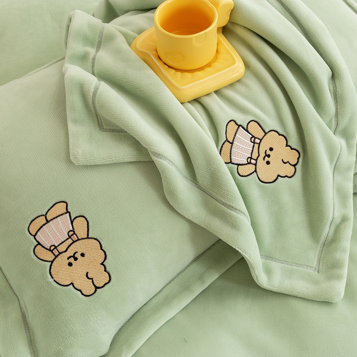 91家纺网 家纺一手货源 找家纺 绒博士 2025新款220克牛奶绒刺绣三件套--欢乐兔系列 欢乐兔-奶绿