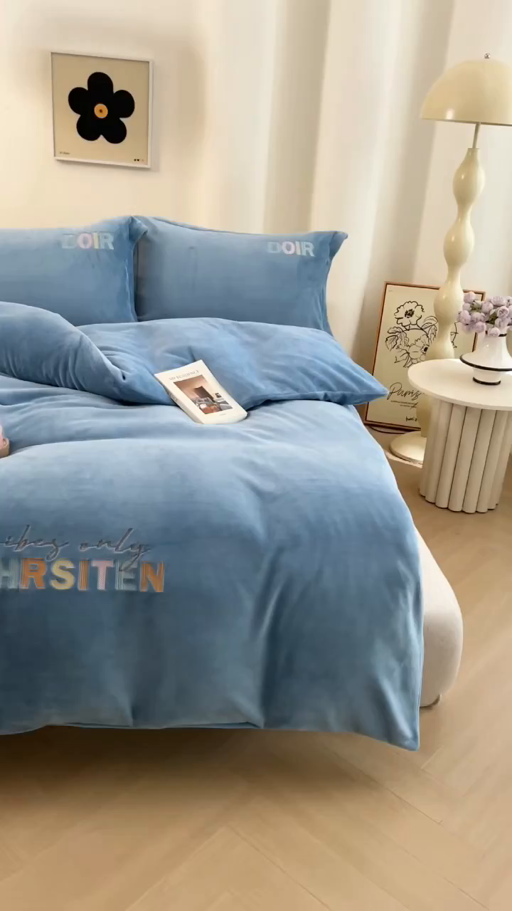 91家纺网 家纺一手货源 找家纺 （总）绒博士 2025新款220克牛奶绒刺绣三件套--欧拉系列