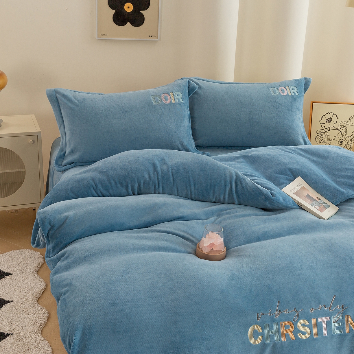 91家纺网 家纺一手货源 找家纺 （总）绒博士 2025新款220克牛奶绒刺绣三件套--欧拉系列