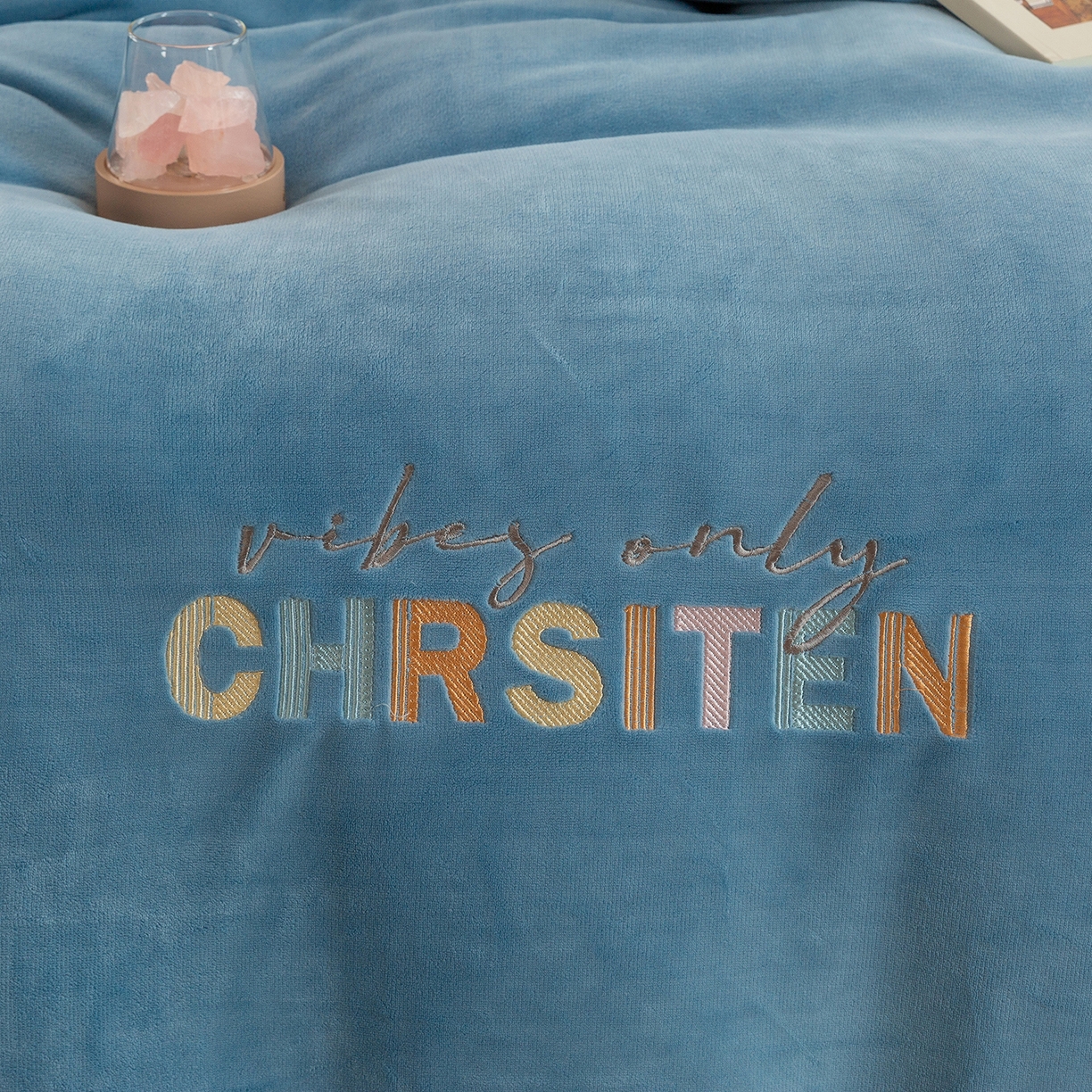 91家纺网 家纺一手货源 找家纺 （总）绒博士 2025新款220克牛奶绒刺绣三件套--欧拉系列