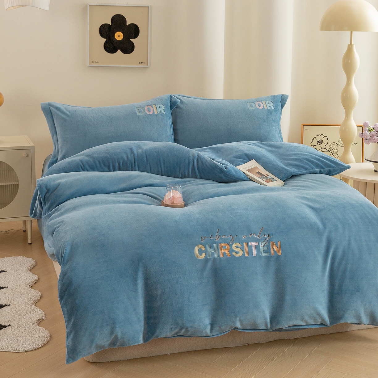 91家纺网 家纺一手货源 找家纺 （总）绒博士 2025新款220克牛奶绒刺绣三件套--欧拉系列