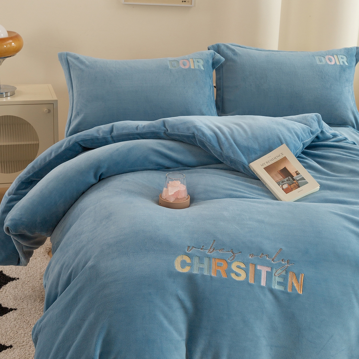 91家纺网 家纺一手货源 找家纺 （总）绒博士 2025新款220克牛奶绒刺绣三件套--欧拉系列