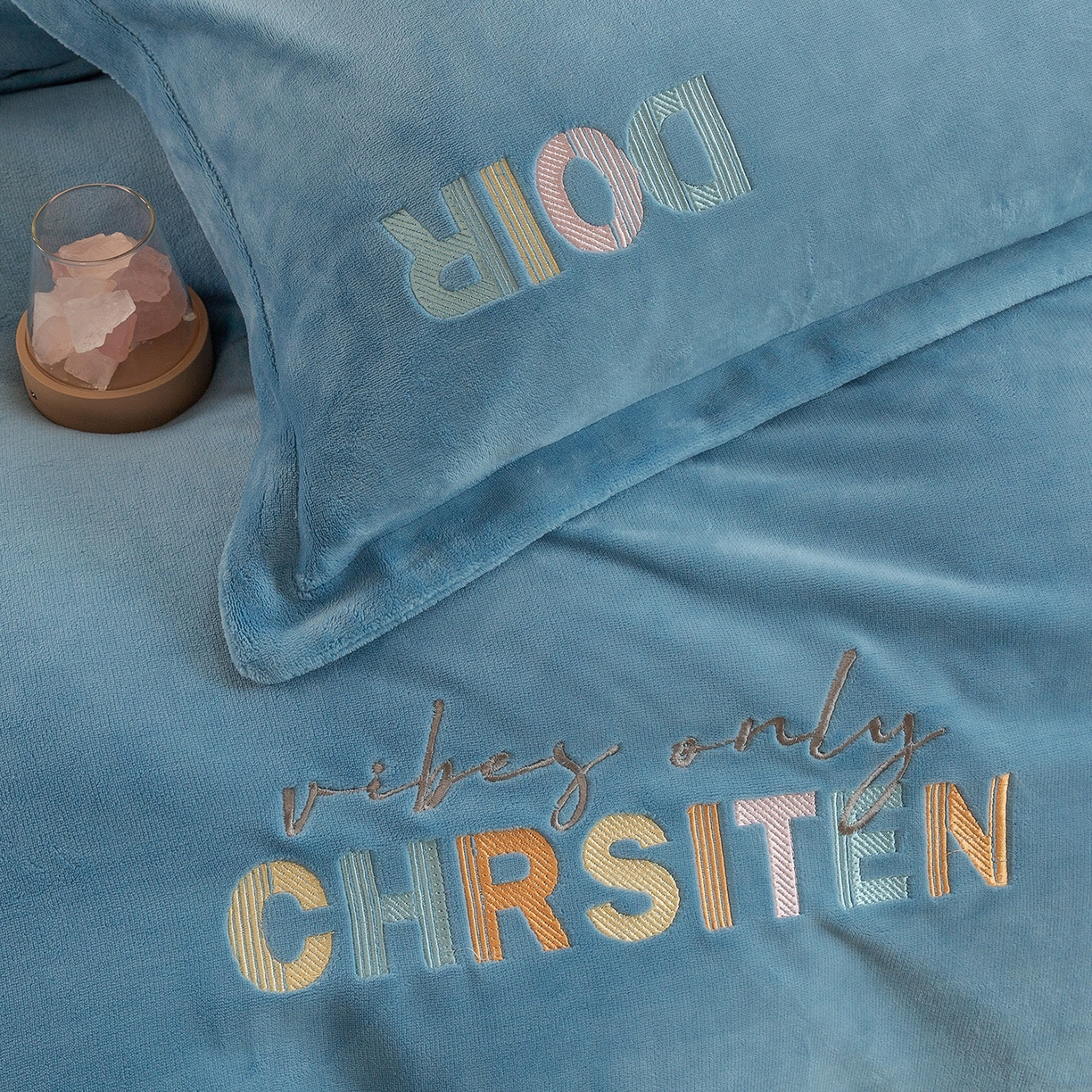 91家纺网 家纺一手货源 找家纺 （总）绒博士 2025新款220克牛奶绒刺绣三件套--欧拉系列