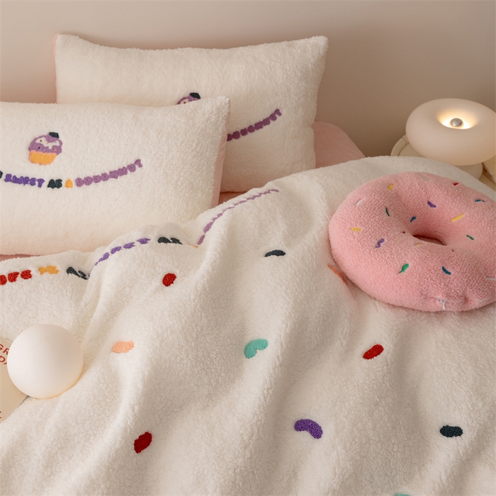 91家纺网 家纺一手货源 找家纺 （总）奥裕 2025新款加厚高克重羊驼绒毛巾绣牛奶绒四件套