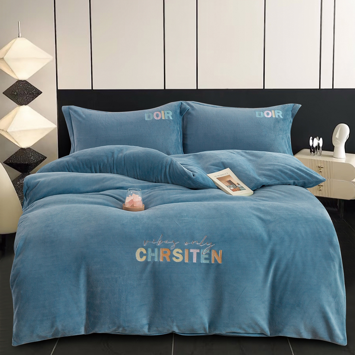 91家纺网 家纺一手货源 找家纺 绒博士 2025新款220克牛奶绒刺绣三件套--欧拉系列 欧拉-宾利蓝