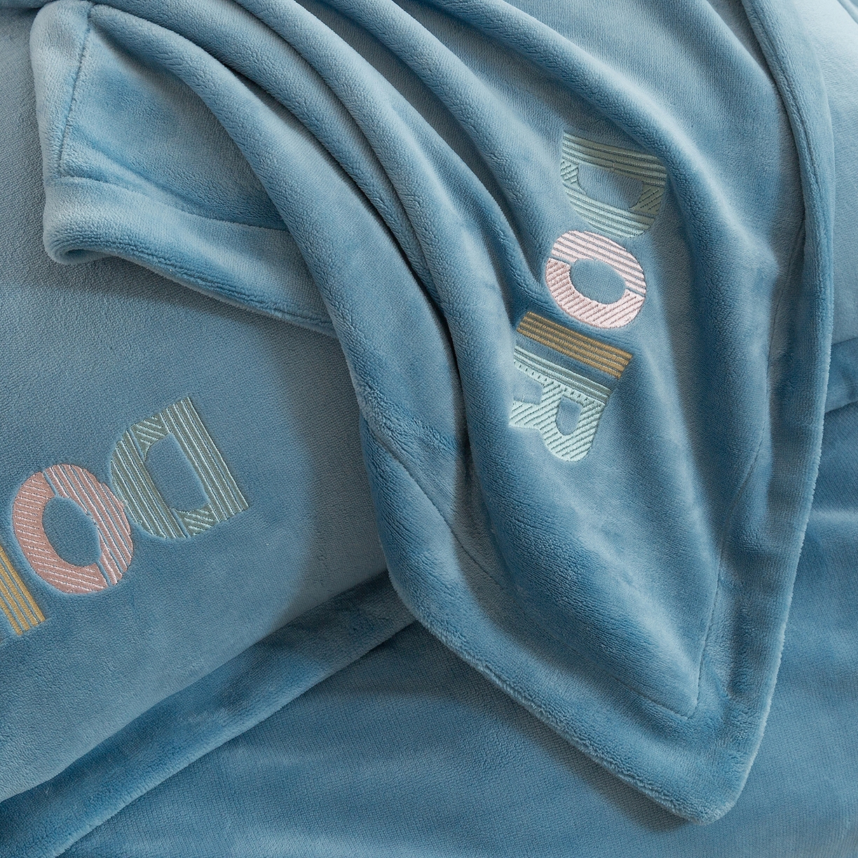 91家纺网 家纺一手货源 找家纺 绒博士 2025新款220克牛奶绒刺绣三件套--欧拉系列 欧拉-宾利蓝