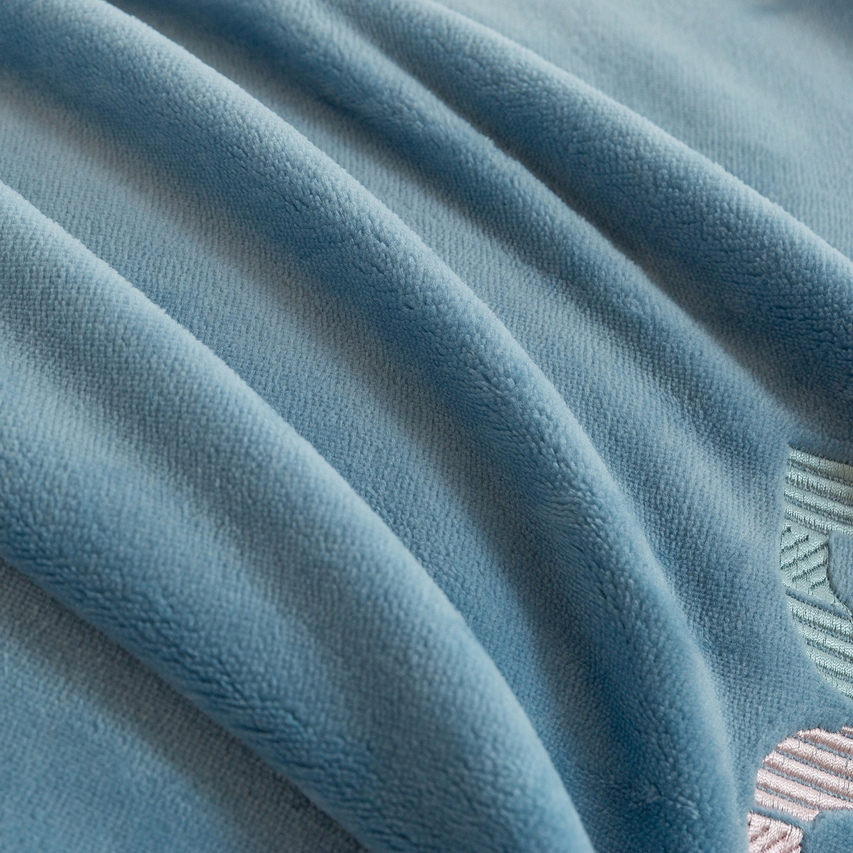 91家纺网 家纺一手货源 找家纺 绒博士 2025新款220克牛奶绒刺绣三件套--欧拉系列 欧拉-宾利蓝