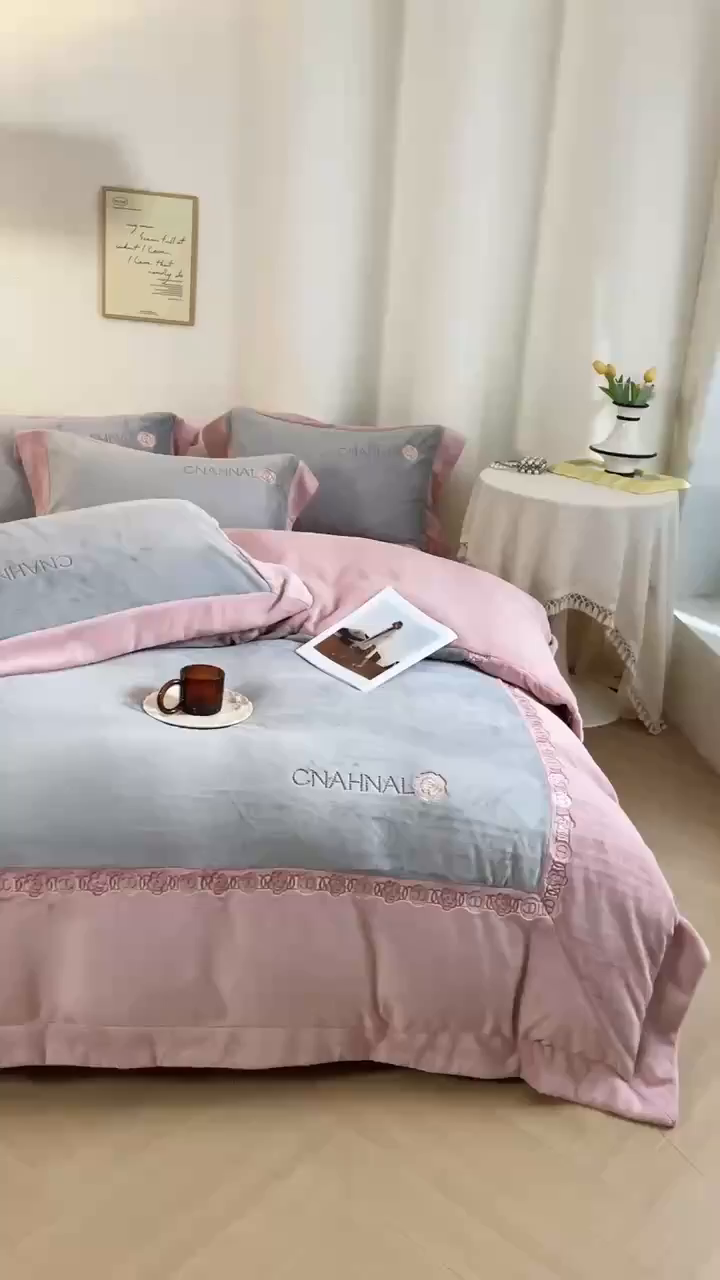 91家纺网 家纺一手货源 找家纺 （总）绒博士 2025新款270克牛奶绒双拼角刺绣宽边款四件套--维也纳系列