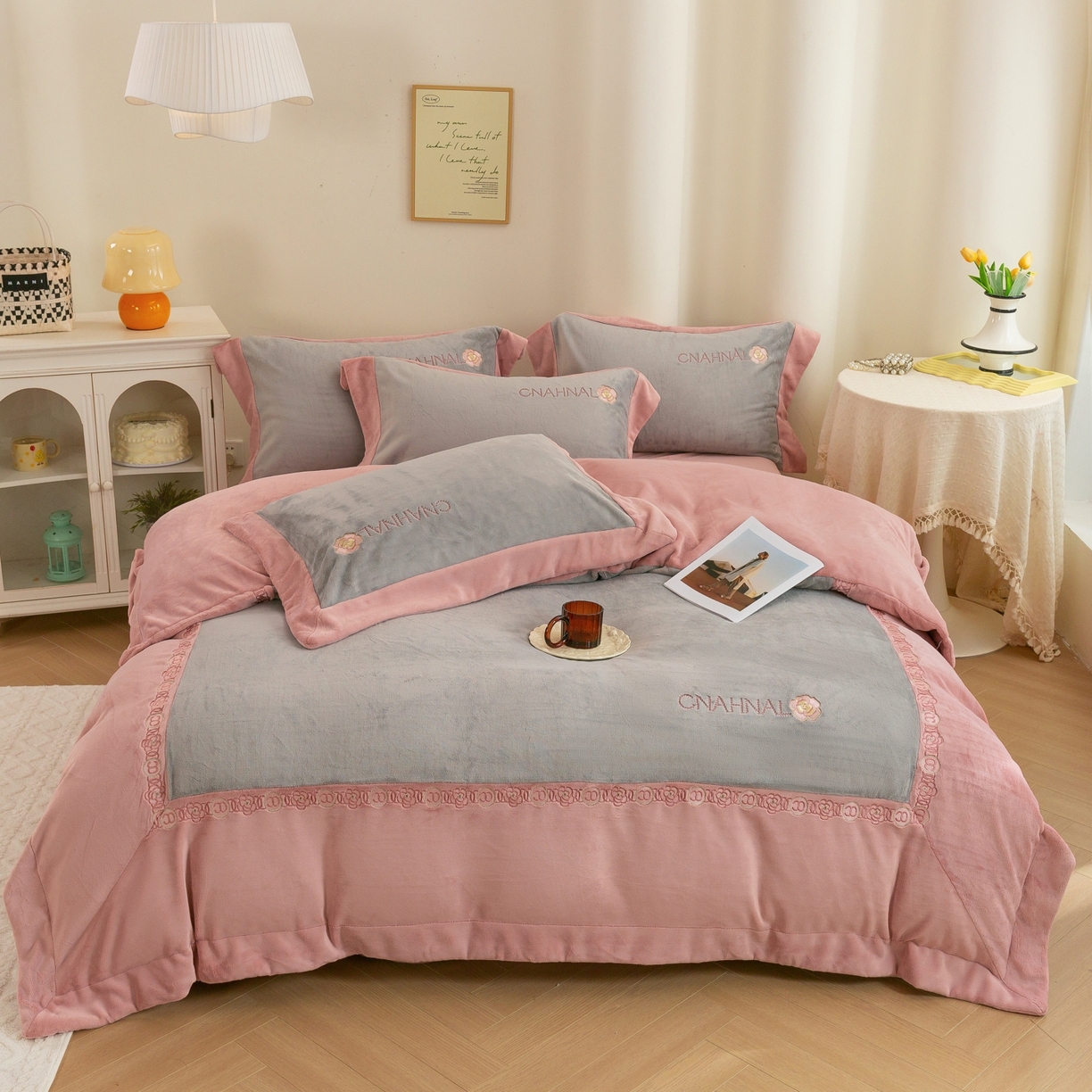 91家纺网 家纺一手货源 找家纺 （总）绒博士 2025新款270克牛奶绒双拼角刺绣宽边款四件套--维也纳系列