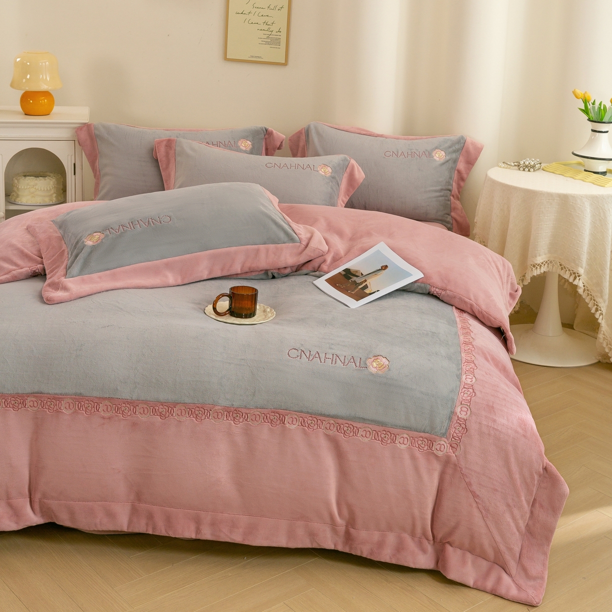 91家纺网 家纺一手货源 找家纺 （总）绒博士 2025新款270克牛奶绒双拼角刺绣宽边款四件套--维也纳系列