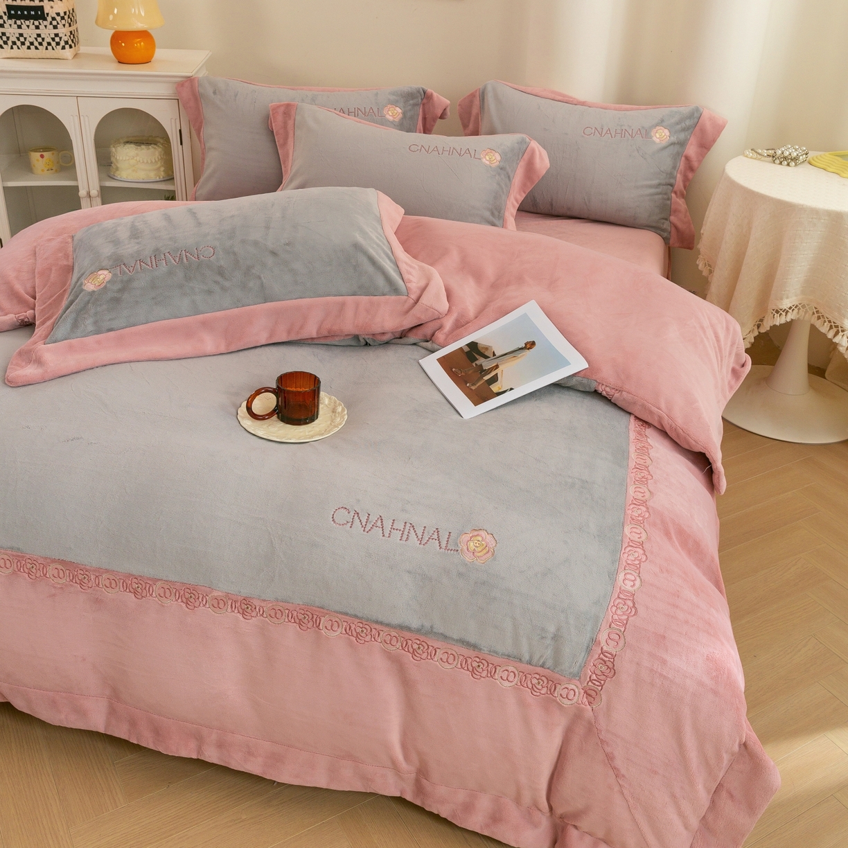 91家纺网 家纺一手货源 找家纺 （总）绒博士 2025新款270克牛奶绒双拼角刺绣宽边款四件套--维也纳系列