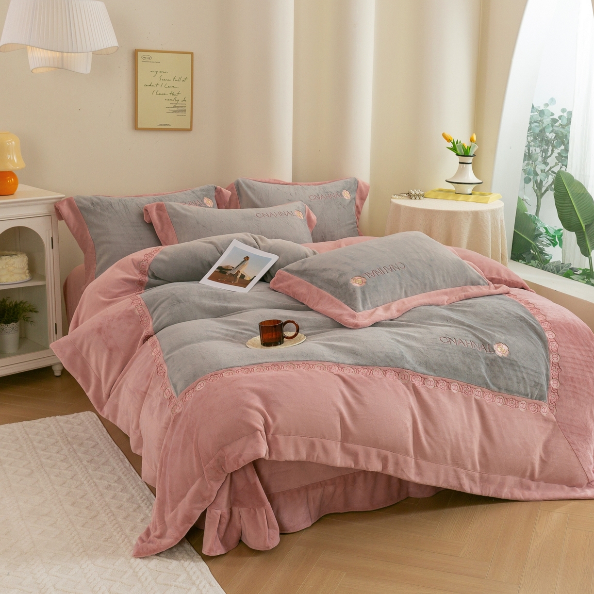 91家纺网 家纺一手货源 找家纺 （总）绒博士 2025新款270克牛奶绒双拼角刺绣宽边款四件套--维也纳系列