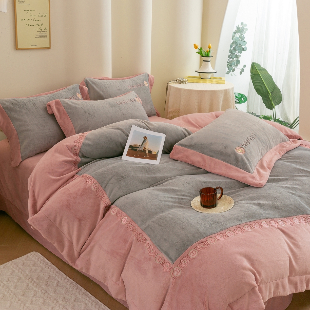 91家纺网 家纺一手货源 找家纺 （总）绒博士 2025新款270克牛奶绒双拼角刺绣宽边款四件套--维也纳系列