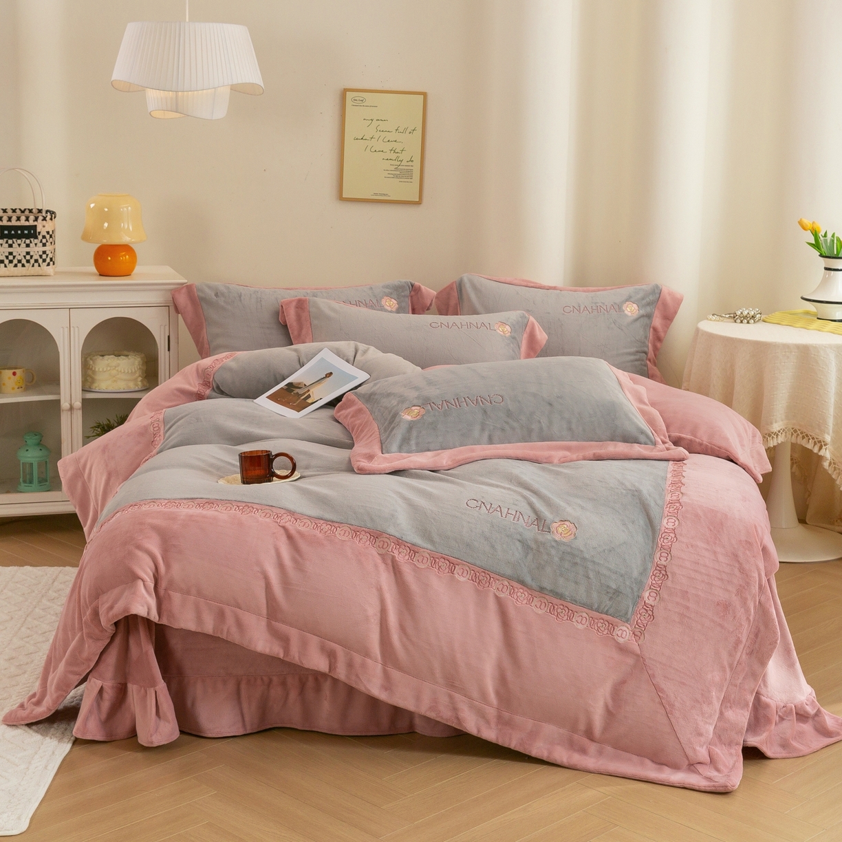 91家纺网 家纺一手货源 找家纺 （总）绒博士 2025新款270克牛奶绒双拼角刺绣宽边款四件套--维也纳系列