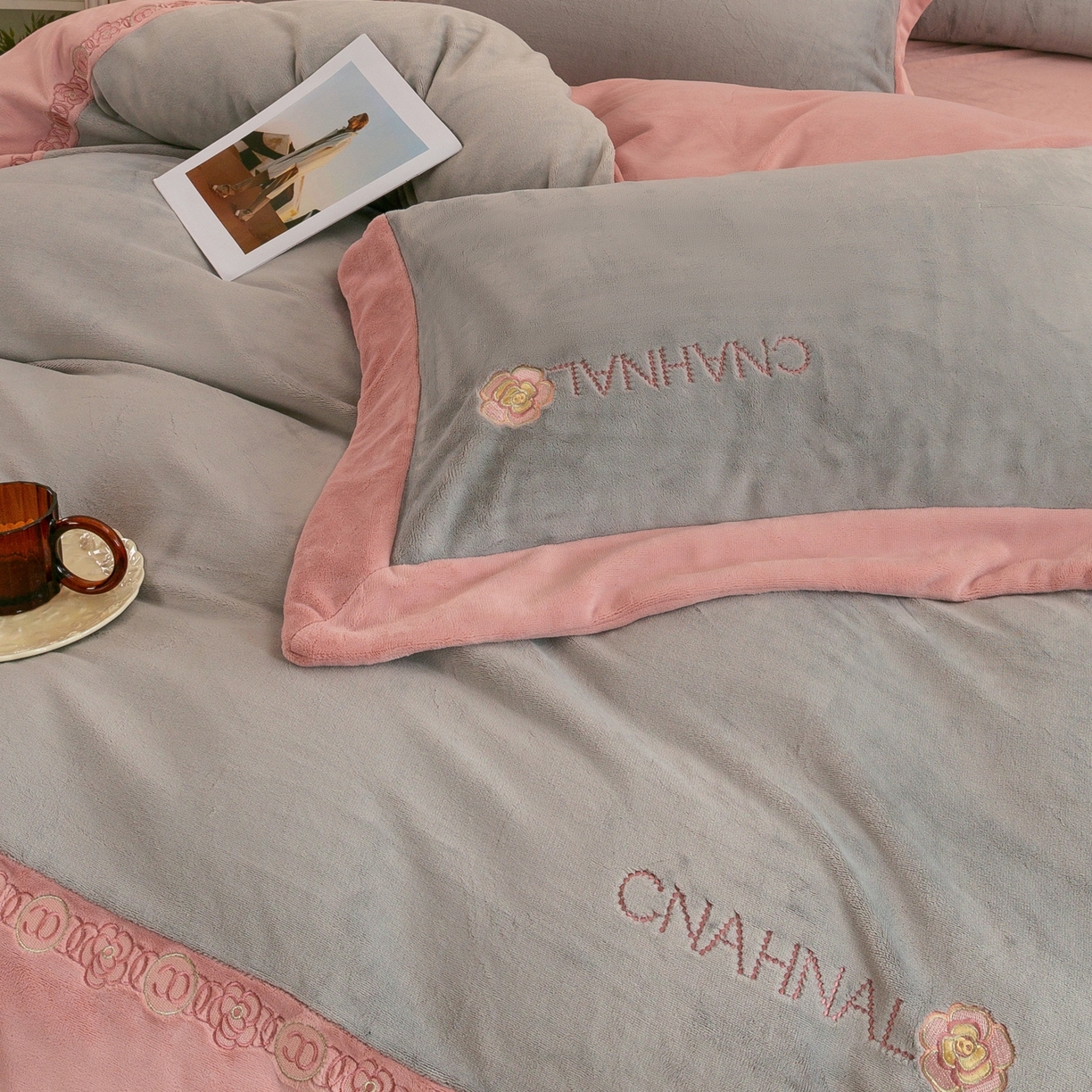 91家纺网 家纺一手货源 找家纺 （总）绒博士 2025新款270克牛奶绒双拼角刺绣宽边款四件套--维也纳系列